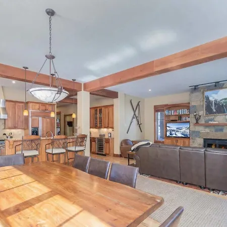 Ski-in Ski-out 4br W- Deck, Hot Tub, & Crib Telluride