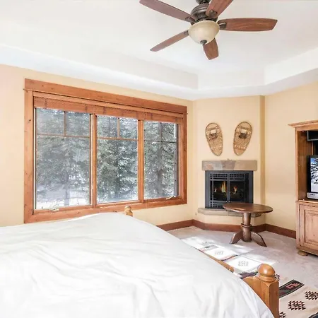 Ski-in Ski-out 4br W- Deck, Hot Tub, & Crib Telluride