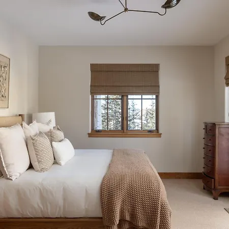 Villa Bear - Modern Log At Easy Ski-in-out Location *