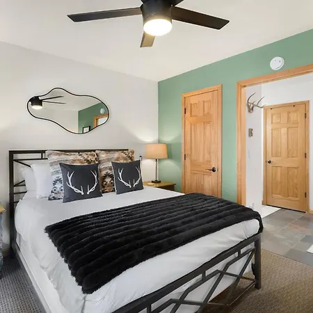 Riverfront, Blocks To - Mtn Views, Hot Tub At Viking 217 Apartment