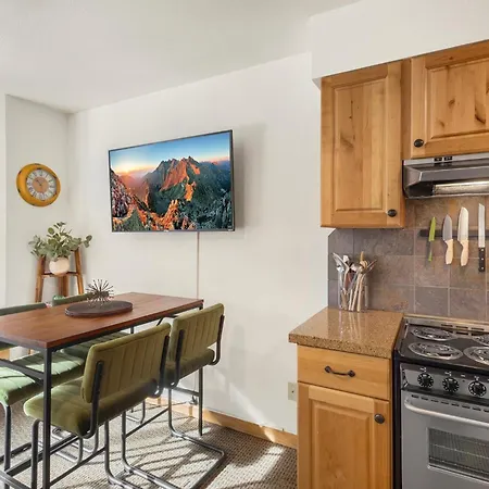Riverfront, Blocks To - Mtn Views, Hot Tub At Viking 217 Apartment