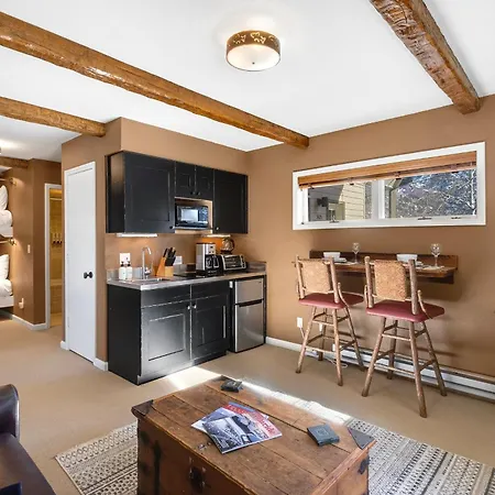 Apartment Trip Value! Walk Everywhere, Hot Tub, Floor