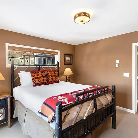 Trip Value! Walk Everywhere, Hot Tub, Floor Apartment