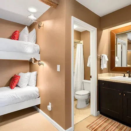 Trip Value! Walk Everywhere, Hot Tub, Floor Apartment