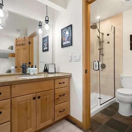Riverfront, Blocks To - Mtn Views, Hot Tub At Viking 217 Apartment