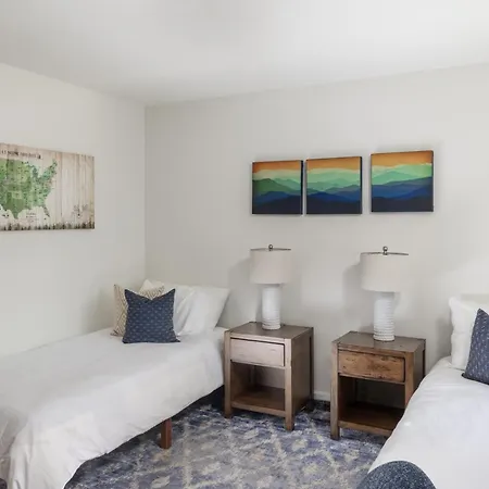 Smuggler Mine - Modern Pet Friendly Retreat Near Slopes *