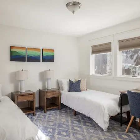 Apartment Smuggler Mine - Modern Pet Friendly Retreat Near Slopes *