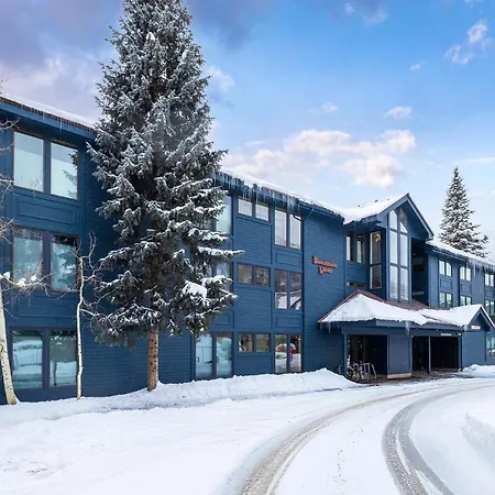 Apartment West End Winner - Hot Tub, Parking, Open Kitchen & Living Space