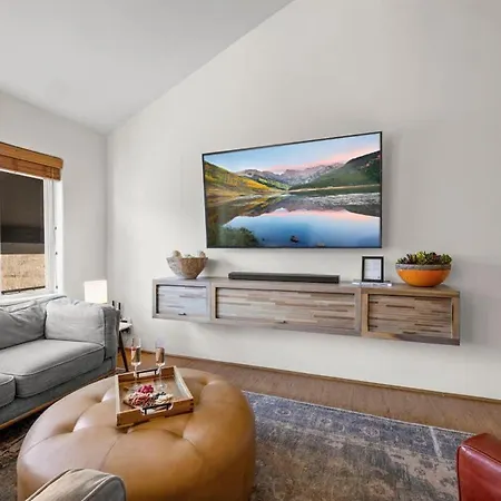 Mountain Village Escape - Walk To Slopes & Views