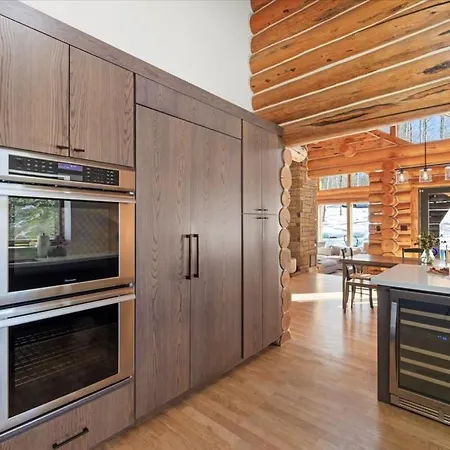 Holiday home Scenic Escape - Private Deck Designer Interiors *