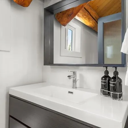 Holiday home Scenic Escape - Private Deck Designer Interiors *