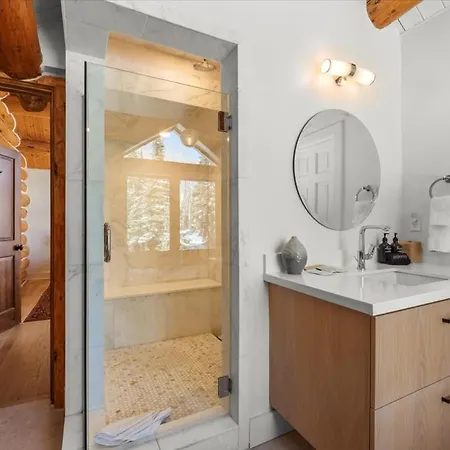 Holiday home Scenic Escape - Private Deck Designer Interiors