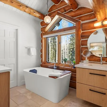 Holiday home Scenic Escape - Private Deck Designer Interiors *
