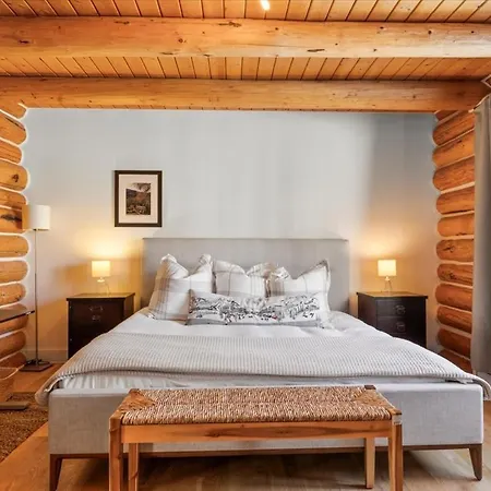 Holiday home Scenic Escape - Private Deck Designer Interiors *