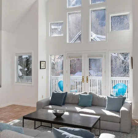 445 West Depot - Elevated Comfort Villa *