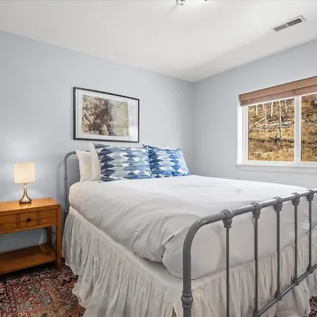 Mountain Village Escape - Walk To Slopes & Views *