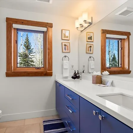 Scenic Escape - Private Deck Designer Interiors *