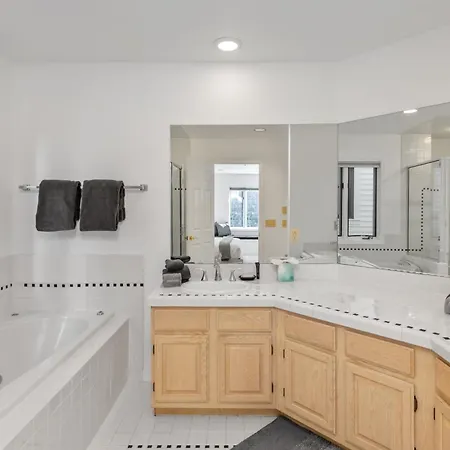 445 West Depot - Elevated Comfort Villa