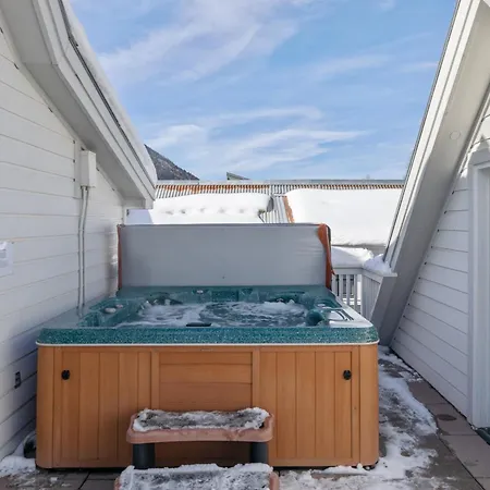 Villa 445 West Depot - Elevated Comfort *