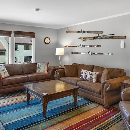 Apartment West End Winner - Hot Tub, Parking, Open Kitchen & Living Space
