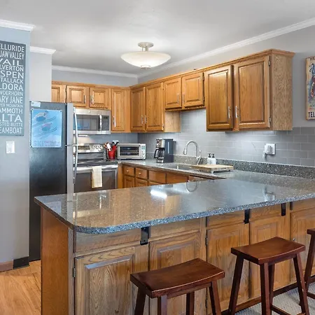 West End Winner - Hot Tub, Parking, Open Kitchen & Living Space