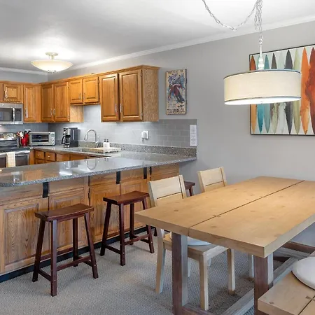 West End Winner - Hot Tub, Parking, Open Kitchen & Living Space Apartment *