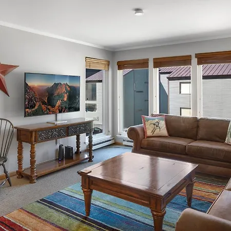 Apartment West End Winner - Hot Tub, Parking, Open Kitchen & Living Space *
