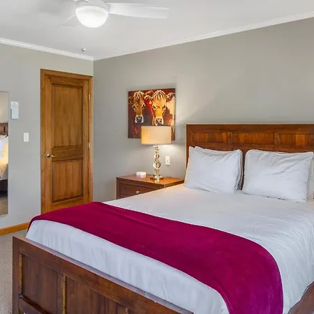 West End Winner - Hot Tub, Parking, Open Kitchen & Living Space Apartment