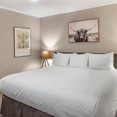Apartment West End Winner - Hot Tub, Parking, Open Kitchen & Living Space