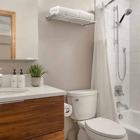 West End Winner - Hot Tub, Parking, Open Kitchen & Living Space *