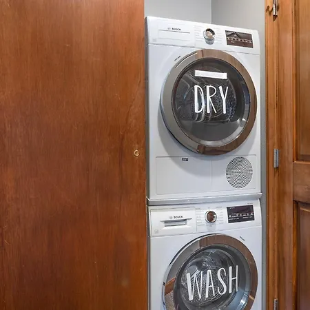 West End Winner - Hot Tub, Parking, Open Kitchen & Living Space Apartment *