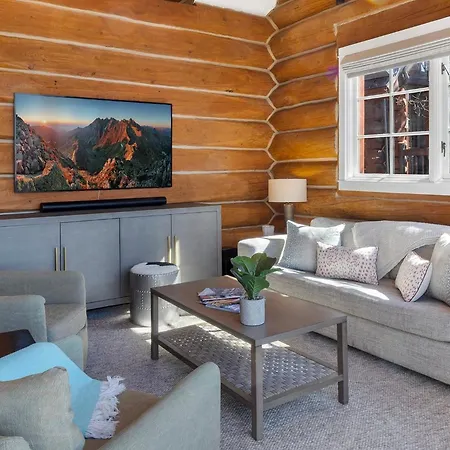 Holiday home New! Chic European Style Cabin, Short Walk To *