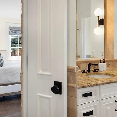 New! Chic European Style Cabin, Short Walk To Holiday home