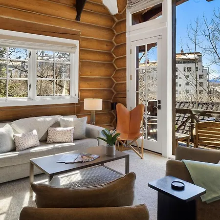 Holiday home New! Chic European Style Cabin, Short Walk To *