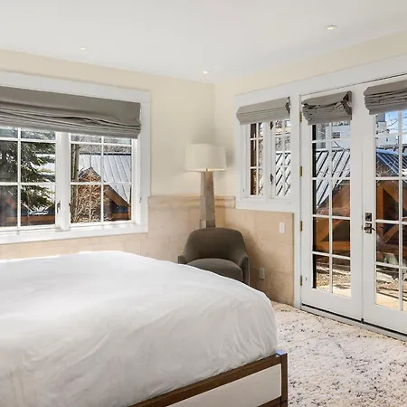 New! Chic European Style Cabin, Short Walk To Holiday home