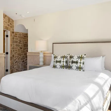 New! Chic European Style Cabin, Short Walk To Holiday home
