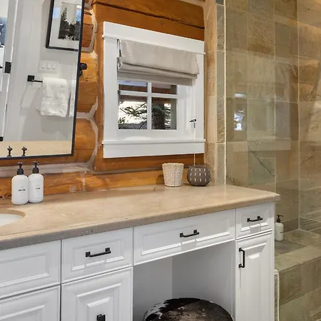Holiday home New! Chic European Style Cabin, Short Walk To Telluride