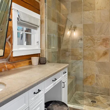 New! Chic European Style Cabin, Short Walk To Holiday home Telluride