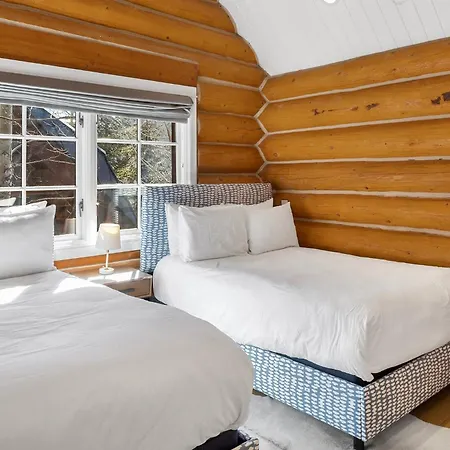 Holiday home New! Chic European Style Cabin, Short Walk To