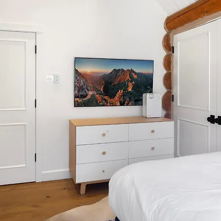 New! Chic European Style Cabin, Short Walk To *