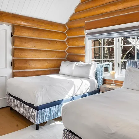 Holiday home New! Chic European Style Cabin, Short Walk To *
