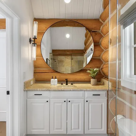 New! Chic European Style Cabin, Short Walk To Holiday home Telluride