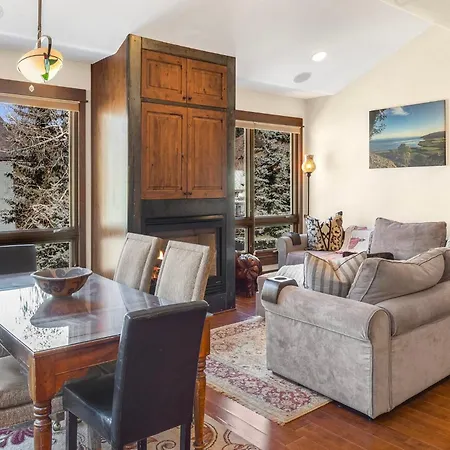 Walk To Festivals! Windows, Fireplace, Hot Tub Apartment *