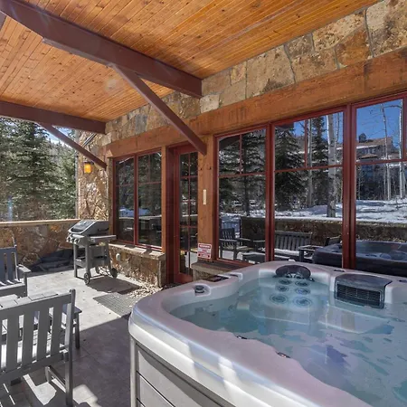 Ski-in Ski-out 4br W- Deck, Hot Tub, & Crib Holiday home Telluride