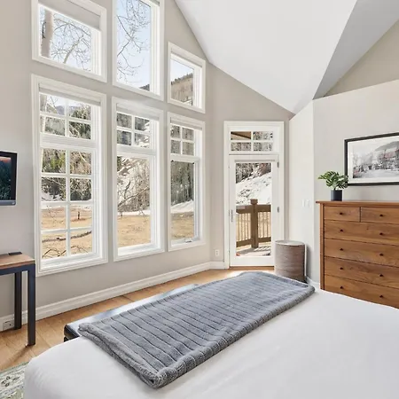 Apartment Slopeside Paradise Penthouse At Lift 7, Views, Fireplace, Deck, Hot Tub