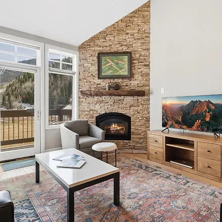 Apartment Slopeside Paradise Penthouse At Lift 7, Views, Fireplace, Deck, Hot Tub