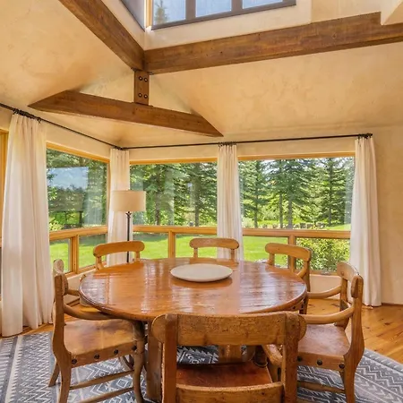 Holiday home Spacious Retreat With Private Hot Tub *