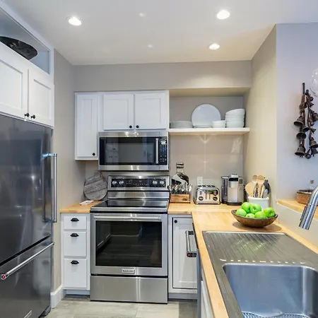 Apartment In Out In Town! Area Views, Fireplace, Hot Tub *