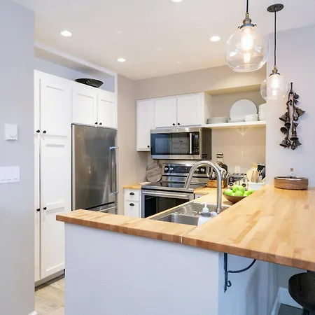 In Out In Town! Area Views, Fireplace, Hot Tub Apartment