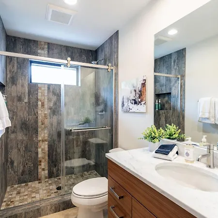 Apartment Big & Bright Hidden Gem With Garage, Hot Tub, Lux Kitchen